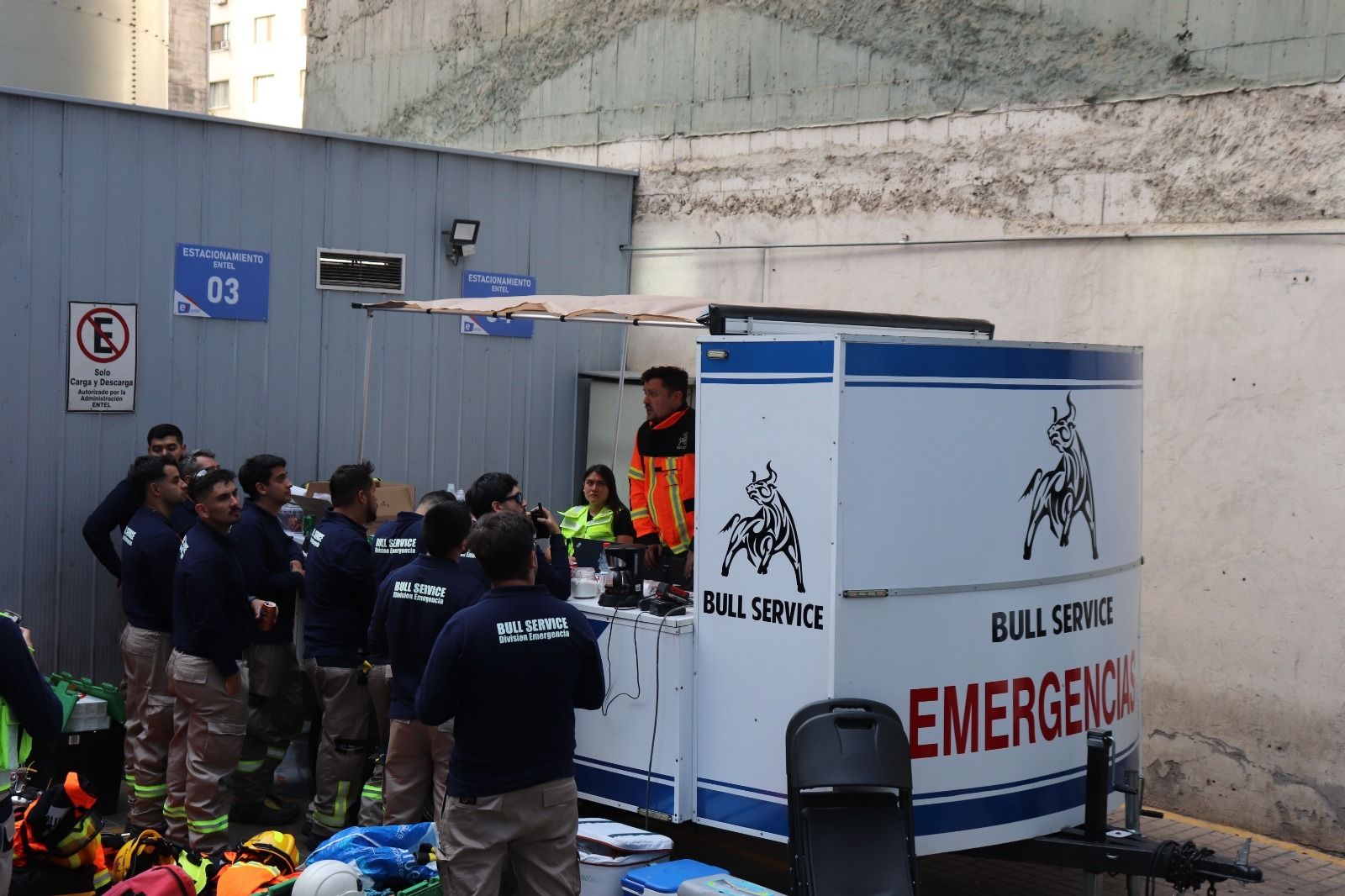Puesto de mando y unidad de emergencia: Base operativa de Bull Service en el perímetro de la torre